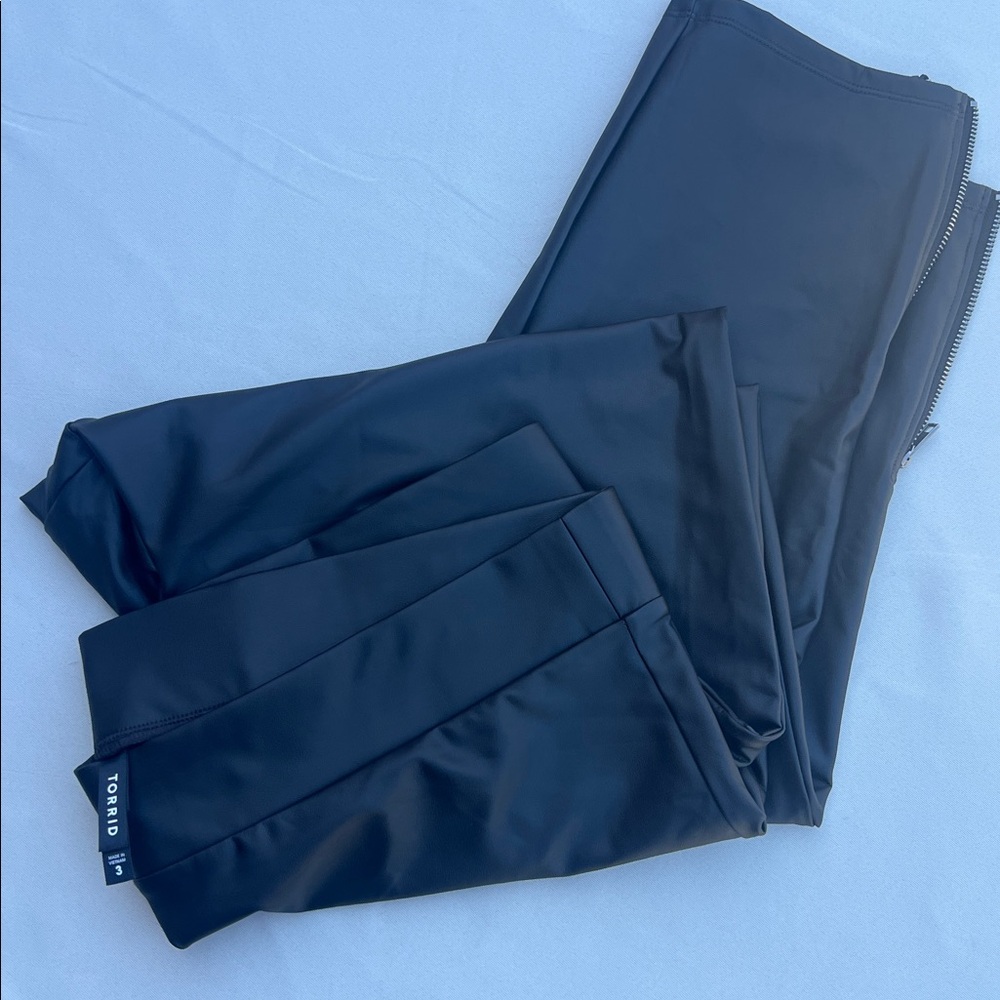 Torrid‎ | Crop Signature Waist Faux Leather Ankle Zip Legging (Size 3) - Picture 7 of 8
